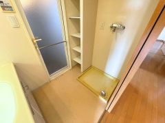 洗濯機置場。収納棚もございます。