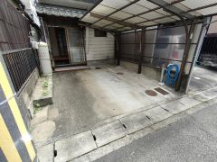 カーポートのアームが当たるような高さの車の場合は、撤去した方がいいかも。