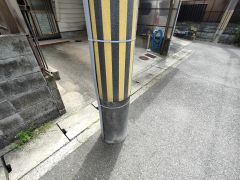 住まいの前に電柱があります