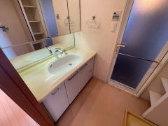ワイド幅の洗面化粧台です。
