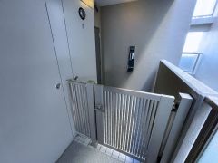 玄関ポーチ。ベビーカー等、置くのに便利です。