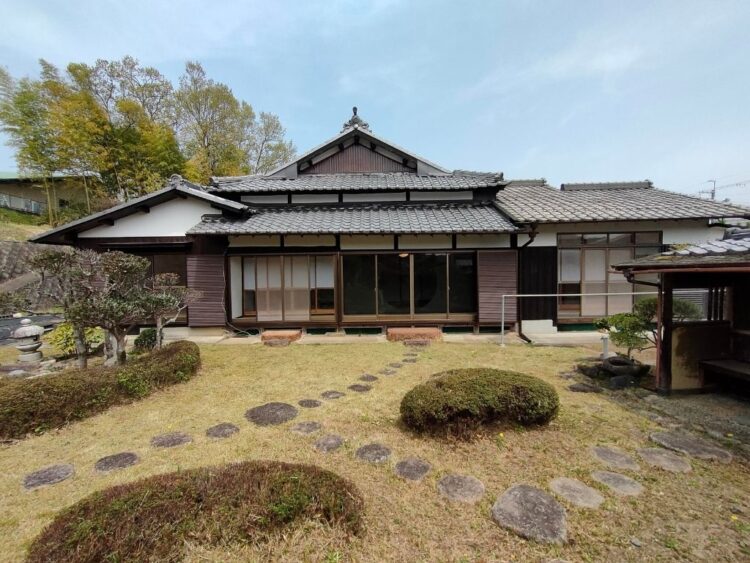 【フルリノベ庭付平屋】日本庭園付き築不詳の平屋をフルリノベーション、自給自足生活が出来る家庭菜園スペースと事務所利用に最適な離れがある物件（京都府南丹市園部町）