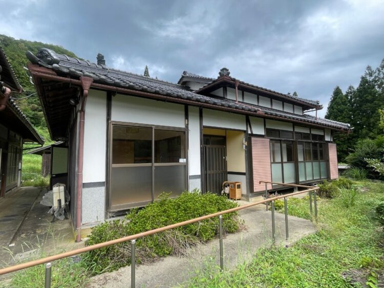 見渡す限り田んぼに囲まれたポツンと一軒家（京丹波町才原坂ノ上）