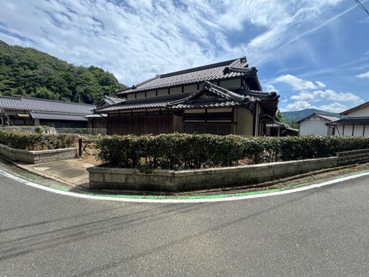 【趣がある家】駅まで徒歩７分の角地に建つ蔵も付いた日本家屋な平家住宅